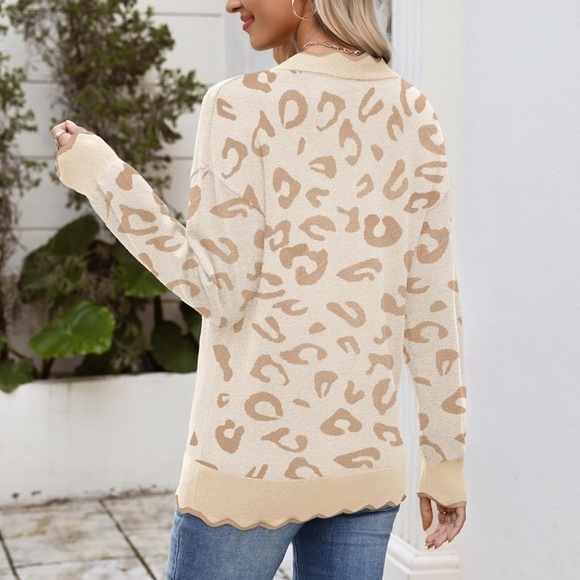 ✨ Luxe Neutral Leopard Scalloped V-Neck Sweater - Picture 4 of 4